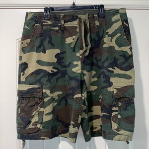 Pre-owned Marc Jacobs Camouflage Cargo Shorts. Size Large (waist size 35-39)